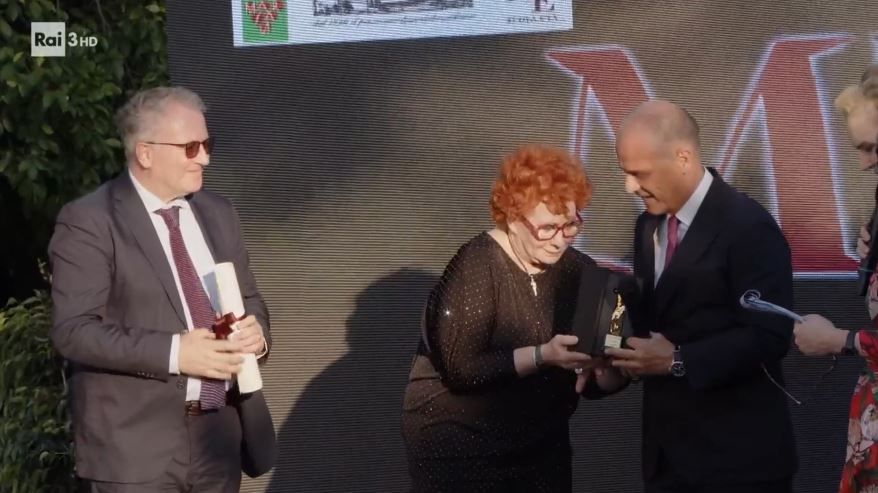 IREISGufficiale's tweet image. 🏆 Fabio Calabrò premiato al Premio Internazionale Mozia 2025 per l’impegno nella ricerca sui tumori uro-genitali.
“Nessun merito particolare, ma un premio da condividere con chi ogni giorno cura nel SSN.”
🔬 Ricerca e umanità al centro. Guarda il video: buff.ly/VyWA4yr