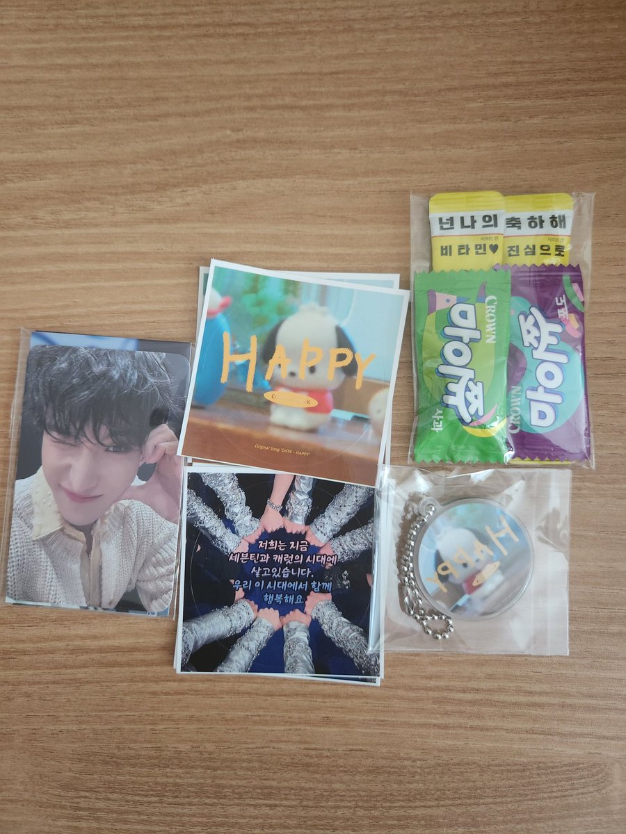 #로겸이와_늘_같이가요

너무 귀여운 포차코 키링이랑 간식, 예쁜 겸이가 가득해서 행복해요..🥹❤️ 다양하게 챙겨주셔서 감사드려요!! 예뿌게 잘 쓰겠습니다~