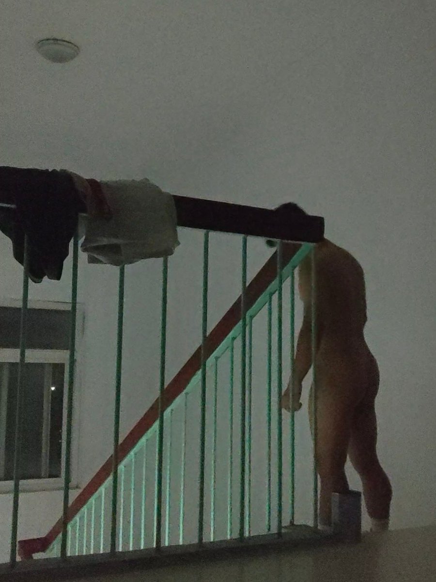 宿舍曝光：
在脚步声中脱掉衣服，暴露无遗，发泄完后也没清理现场👿，过路发同学可别踩到了?!