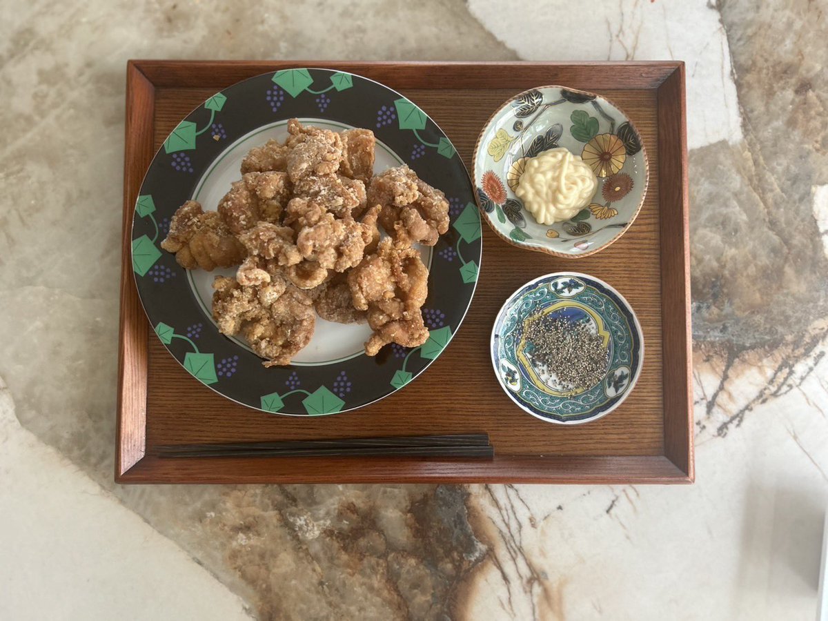 『きみは赤ちゃん』毎年たくさんの読者に恵まれて、今でも毎日のようにご感想をいただきます。ありがとう❤️‍🔥オニも気がつけば13歳！親友みたいな少年になりました。朝イチ寝起きで鶏肉を揚げて、おれは自分でやってて恐ろしいです、すくすく育てよ！はやくおれが包丁握らないでいい日が来ますように！