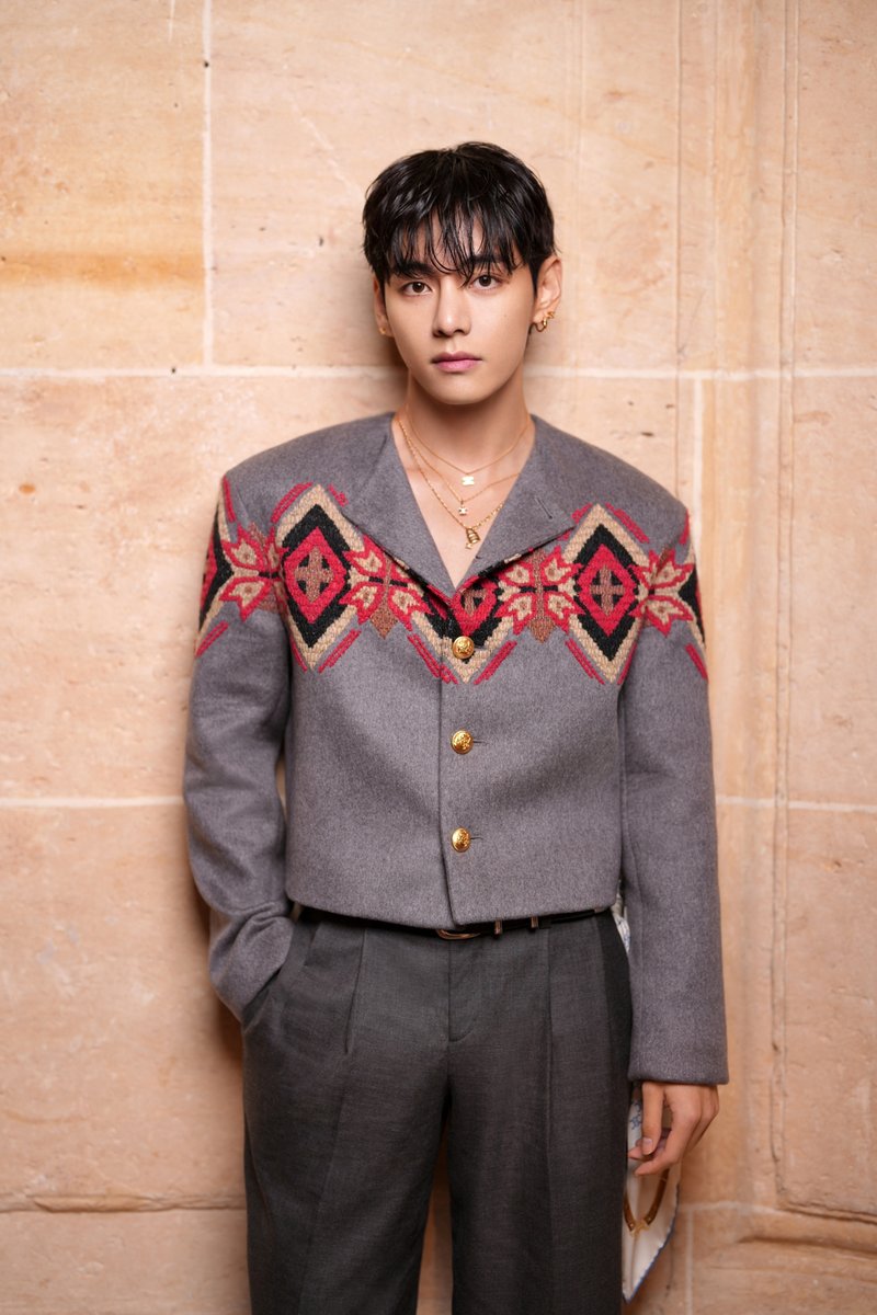 designscene's tweet image. #BTS member #TAEHYUNG at the CELINE Printemps 2026 Show in Paris - more here: beautyscene.net/brands/celine/…
Photo Courtesy of ©Celine
#BTSV #TAEHYUNGXCELINE #TaehyungxCeline