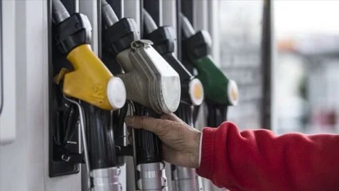 Çarşamba günü akaryakıta dev zam geliyor
Brent petrol fiyatlarında yaşanan dalgalanmanın ardından motorin grubuna çarşamba gününden itibaren geçerli olacak şekilde 1,70 TL zam yapılacağı öğrenildi. Geçtiğimiz hafta açıklanan ÖTV değişikliği nedeniyle benzine 2,26 TL, motorine ise
