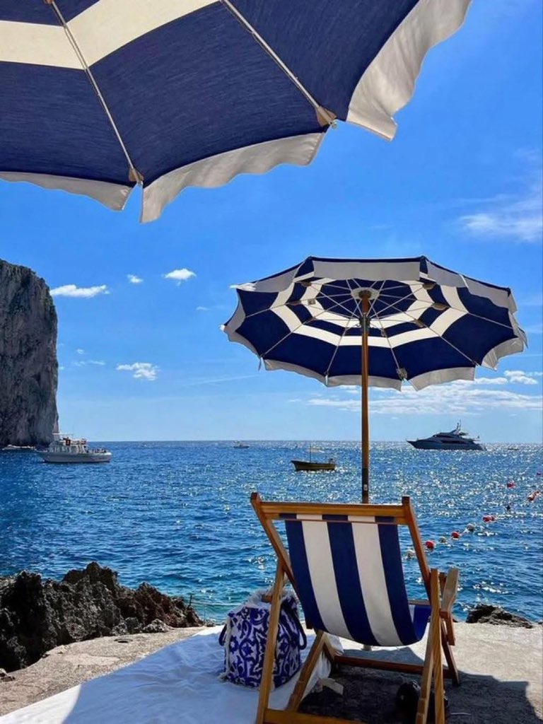 #Sognando 
“…Io voglio una spiaggia vuota, un sole gentile, un libro, un telo, il tè freddo e la sola voce del mare."

#CasaLettori