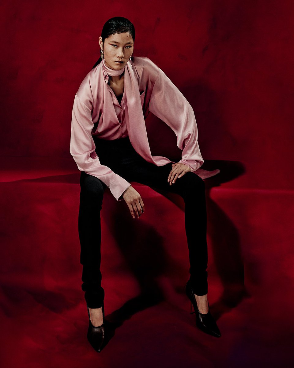 acnestudios's tweet image. A satin statement.
Plunging drapes, elongated silhouettes, and leg-revealing slits — the Acne Studios Women’s Fall Winter 2025 collection channels the elegance of ’70s glamour.
Discover the new collection in-store and online.
Photographer: Jordan Hemingway
Stylist: Léopold…
