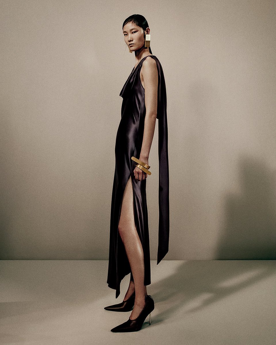 acnestudios's tweet image. A satin statement.
Plunging drapes, elongated silhouettes, and leg-revealing slits — the Acne Studios Women’s Fall Winter 2025 collection channels the elegance of ’70s glamour.
Discover the new collection in-store and online.
Photographer: Jordan Hemingway
Stylist: Léopold…