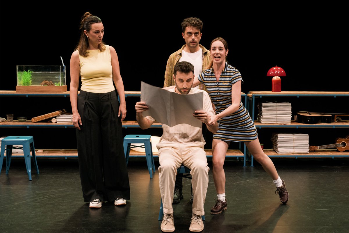 Ahir el #Massilia🚢 va arribar a port. Ens acomiadem d’una companyia meravellosa, que ens ha fet viatjar cada dia per un tros d’història que ens fa pensar en el present.

Gràcies, La Jarra Azul, sempre tindreu un espai per amarrar al Teatre Akadèmia.