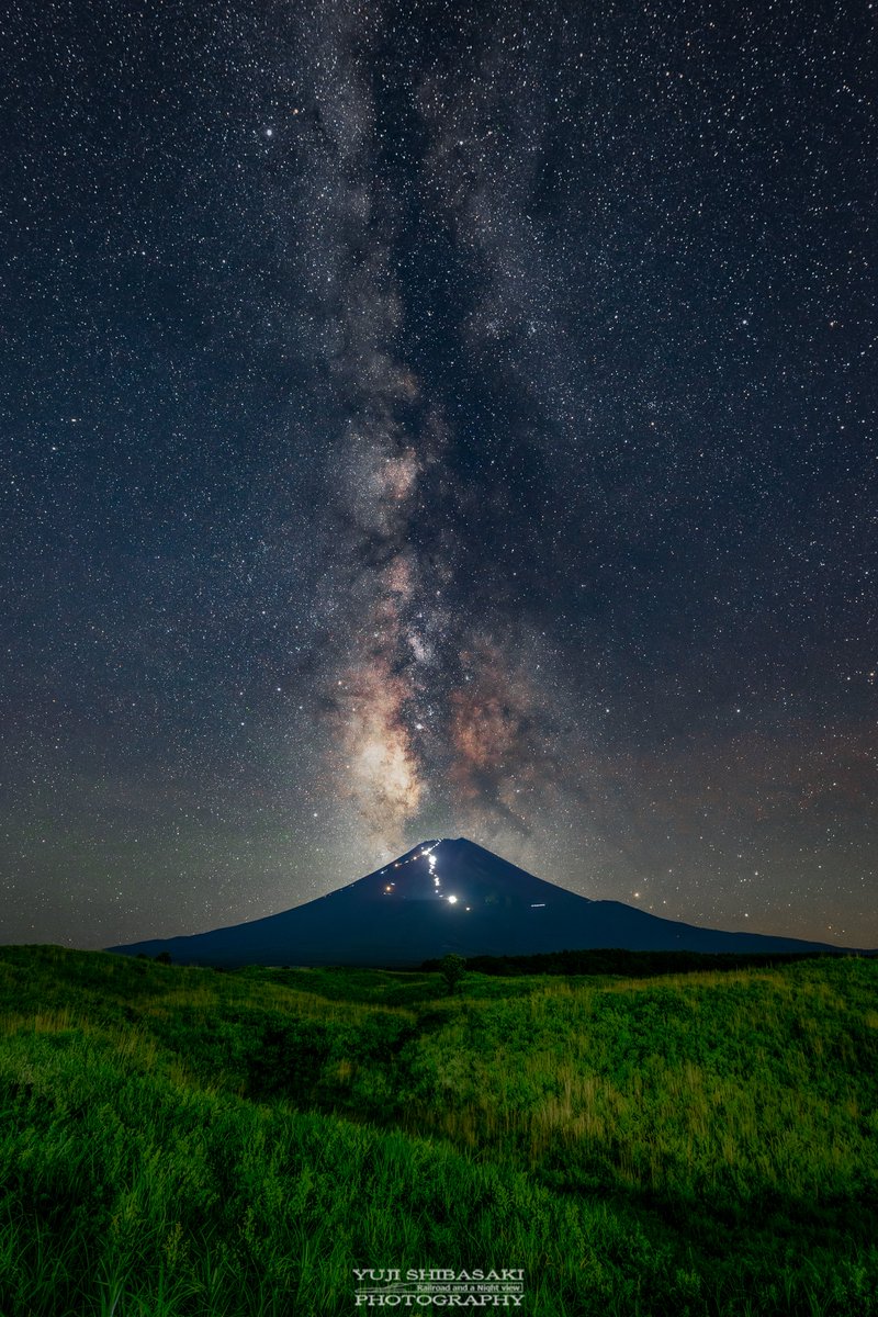 富士山に降り注ぐ天の川
七夕の夜に願いを込めて🎋

#七夕の願い事