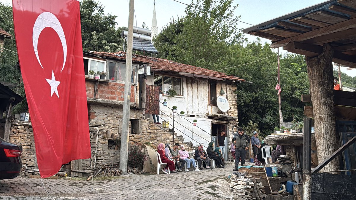 Son 24 saatte, metan gazından etkilenen 12 vatan evladı Şehit oldu.

12 Yiğit! Bugün Şehit düşen  askerimizden Ahmet Kuşak’ın aile evine Türk Bayrağı asıldı.

Vatan fakirin, toprak zenginin.
Türk milletinin başı sağ olsun.