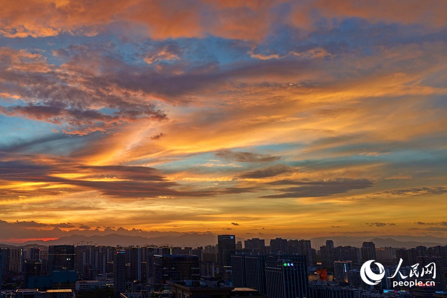 PDChinaLife's tweet photo. Watch as the city of Xiamen reveals its dynamic energy and timeless beauty beneath a stunning, fiery sunset on Sunday evening in southeast China. https://t.co/X1dspicAfb