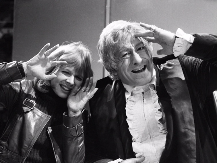 brinatello's tweet image. ✨ Happy Heavenly Birthday to the #ThirdDoctor himself, #JonPertwee! 🎂🎊🎁🎉 📸: With beloved companion #JoGrant (@ManningOfficial), on the set of #TheDæmons arc, giving his adorable #SarahJaneSmith (#ElisabethSladen) a lift, and with teen aged #DoctorWho fan #PeterCapaldi! 🥰✨