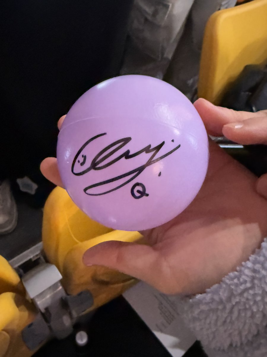 swip0n's tweet photo. 본무대도 가깝고 
돌출 무대의 돌출 무대가 완전 가까워요!
아! 소속사 바뀌고 콘서트에서 가장 달라진 점(?)을 느끼게 됐는데 토롯코가 정말정말 높아졌다는 거예요
그래서 1층 중간 열에서도 멤버들이 정말 잘 보이더라고요?! 그리고 제 옆 자리 웅니가 창민이 싸인볼 받아서 허락받고 찍었어요! https://t.co/cLRXgu87QS