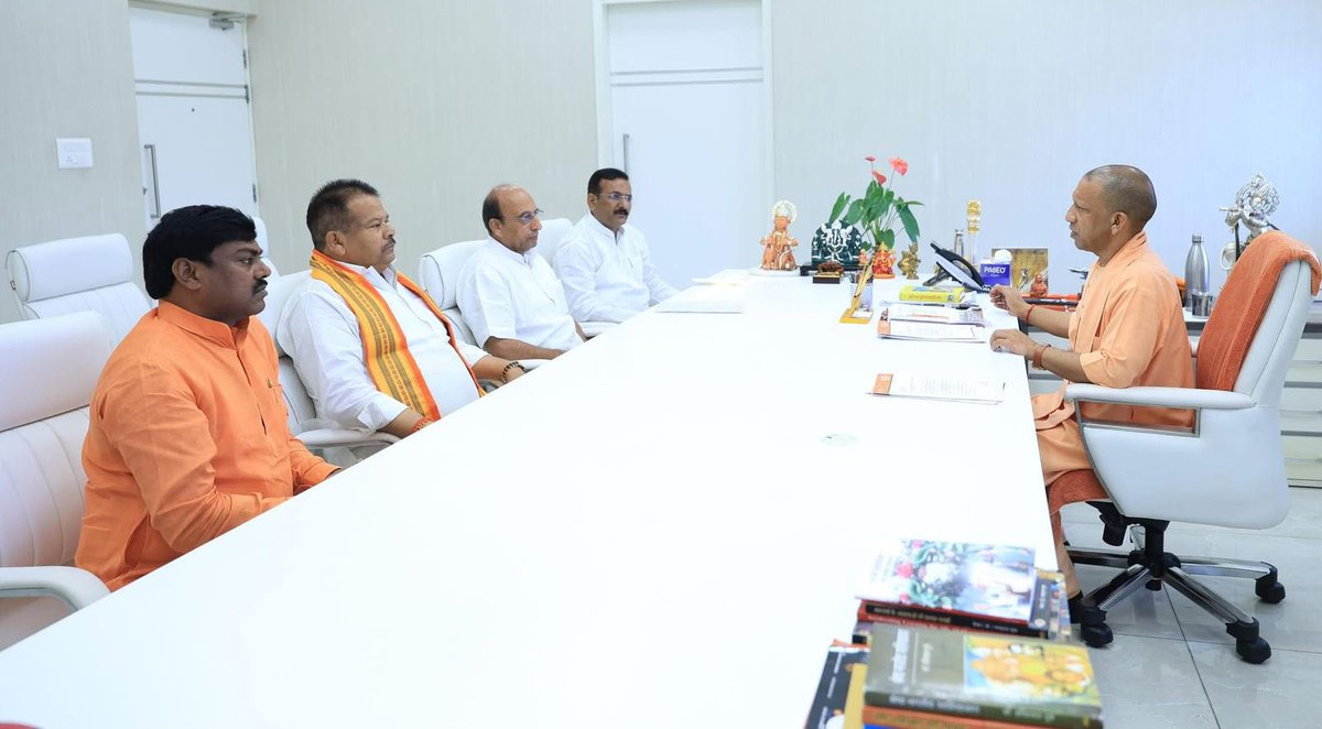 सिद्धार्थनगर की जनसमस्याओं के मुद्दे पर आज माननीय मुख्यमंत्री जी से शिष्टाचार भेंट हुई।