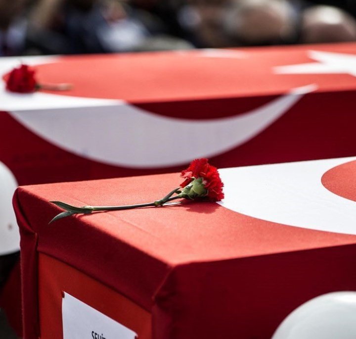Terörist şerefsizlerin inlerinde metan gazından zehirlenerek şehit olan 12 Mehmetçiğimize Allah'tan rahmet yakınlarına başsağlığı diliyoruz. Vatan sağolsun 🇹🇷