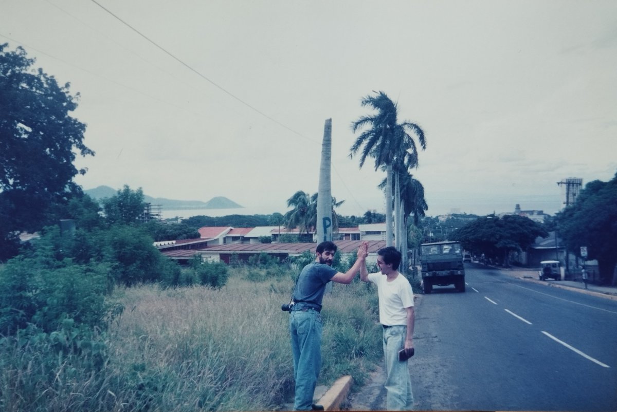 Éramos jóvenes, indocumentados y "molt agosarats"!

El viaje de nuestras vidas: reporteros oficiosos a la guerra de El Salvador, hasta el corazón de la selva, para entrevistar a la guerrilla.
Inma no sale porque es la que hace la foto.  

En el record,
#pacopiera