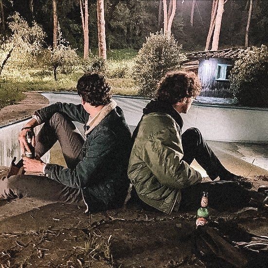 maleinvecemale's tweet image. "vieni a cena da me? voglio far incazzare mio padre e tu saresti perfetto."

pur di infastidire suo padre, simone è disposto perfino a fingere una relazione con la seconda persona che più detesta al mondo: manuel.
sicuramente andrà tutto secondo i suoi piani...
 #socmed #simuelau