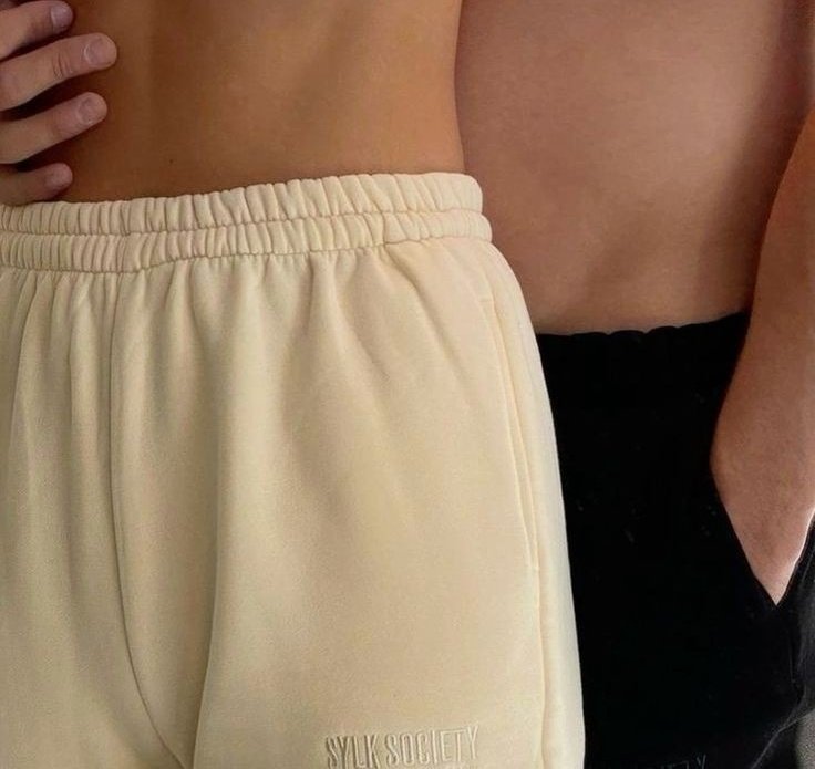 maleinvecemale's tweet image. "vieni a cena da me? voglio far incazzare mio padre e tu saresti perfetto."

pur di infastidire suo padre, simone è disposto perfino a fingere una relazione con la seconda persona che più detesta al mondo: manuel.
sicuramente andrà tutto secondo i suoi piani...
 #socmed #simuelau