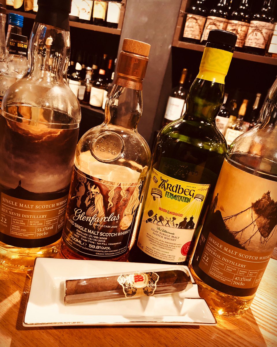 AshaShotbar's tweet image. 本日も
夕方18時よりOpen♬

今日はお天気大丈夫そーな七夕様☆

宇宙(SF)っぽいラベルの並べてみたりして
のんびり夕涼みしながら
洋酒とcigarで
まったり過ごしましょ♬

@7月8日(火)はお休み致します。

其れでは
今宵もごゆるりと〜♬

#singlemalt
#cigar