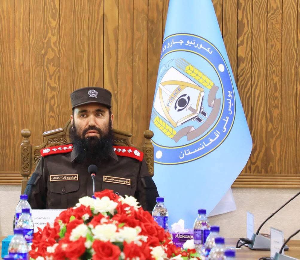 دغزني ویاړ👋
د کورنیو چارو وزارت اداري معین په رسمي يونيفورم کې!