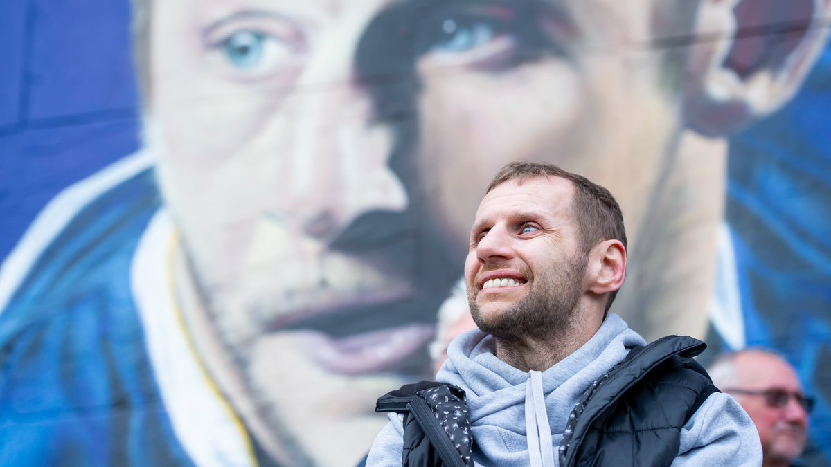 Today, on #RobBurrowDay, we celebrate the life of Rob Burrow.

He was a warrior in every sense - massive in heart. He tackled every challenge on and off the pitch with the same fearless grit.

Rob never stopped fighting, and never stopped smiling.

We are forever grateful 💙