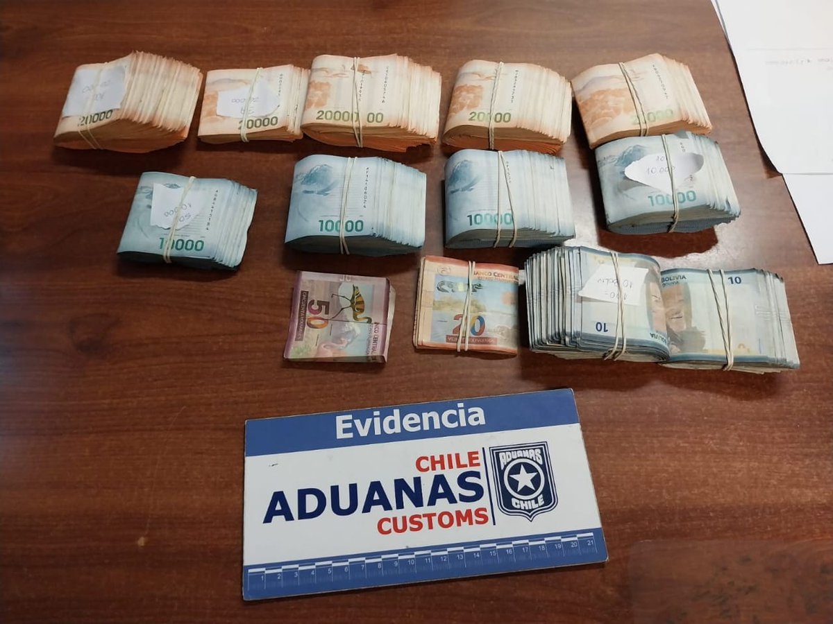 ChasquisDiario's tweet image. Incautan más de 55 millones de #pesos no declarados en #Chungará #Parinacota chasquis.cl/diario/page.ph…
