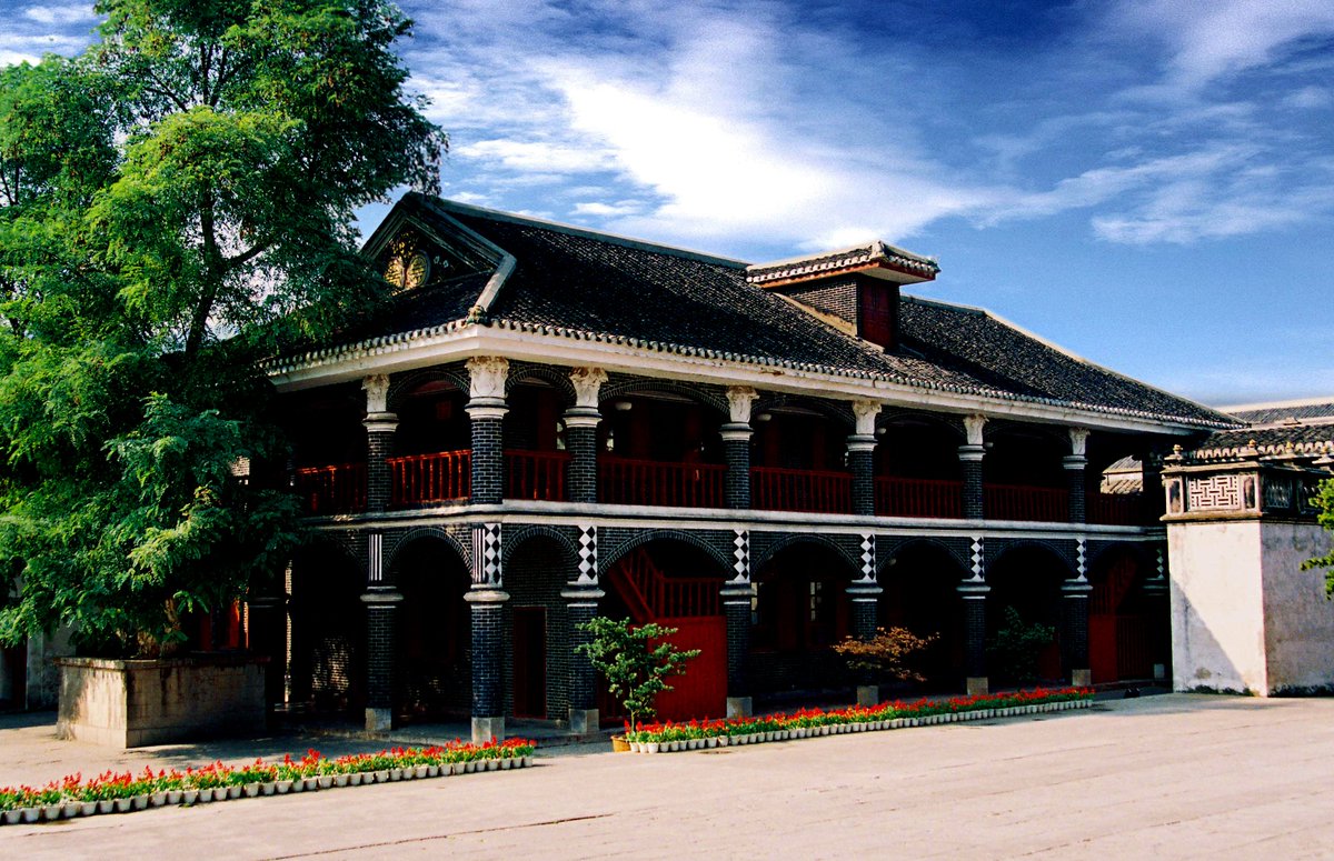 InZunyi's tweet image. A delegation of 10 Vietnamese youth kicked off their 2025 China-Vietnam Exchange Program on July 4 at #Guizhou's #Zunyi Meeting site, where the revolutionary legacy inspires new bonds. #ZunyiUpdates