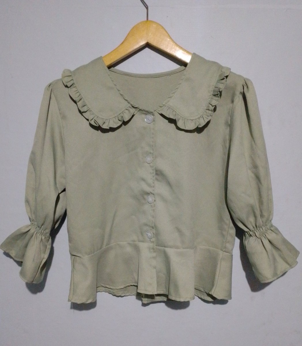 flynchuu's tweet photo. ada yang lagi cari ruffle blouse sage? Ini 20k aja bisa oren, free ongkir no admin juga https://t.co/V3ssxRGOy5