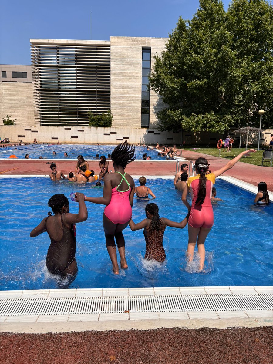 CreuRojaLleida's tweet photo. La feina d'acompanyament del nostre voluntariat i de l'equip tècnic als infants i joves continua quan s'acaba l'escola amb el #casalestiu de @CRJLleida . Uns moments per poder gaudir d'activitats aquàtiques i de lleure 🌞💦🔝
@crjoventut @CreuRojaCAT  #infants #joves #lleure https://t.co/RX7wg3tK61