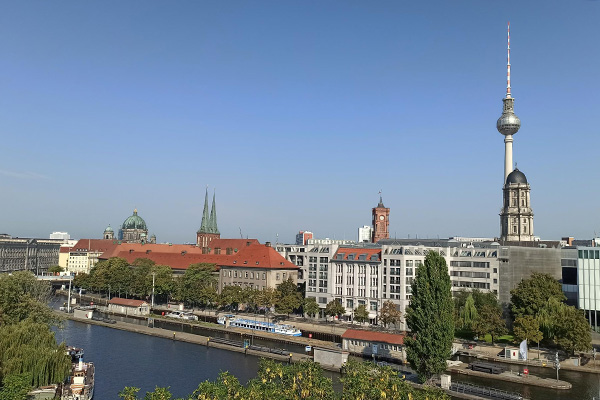 Das CHA sucht ab Herbst eine neue Teamassistenz - wir bieten einen abwechslungsreichen Job in Administration und Finanzen, flexible Arbeitszeiten und einen wundervollen Blick auf Berlin 😊Jetzt bis 11. Juli bewerben - alle Infos hier: ow.ly/VFb150WltNO
