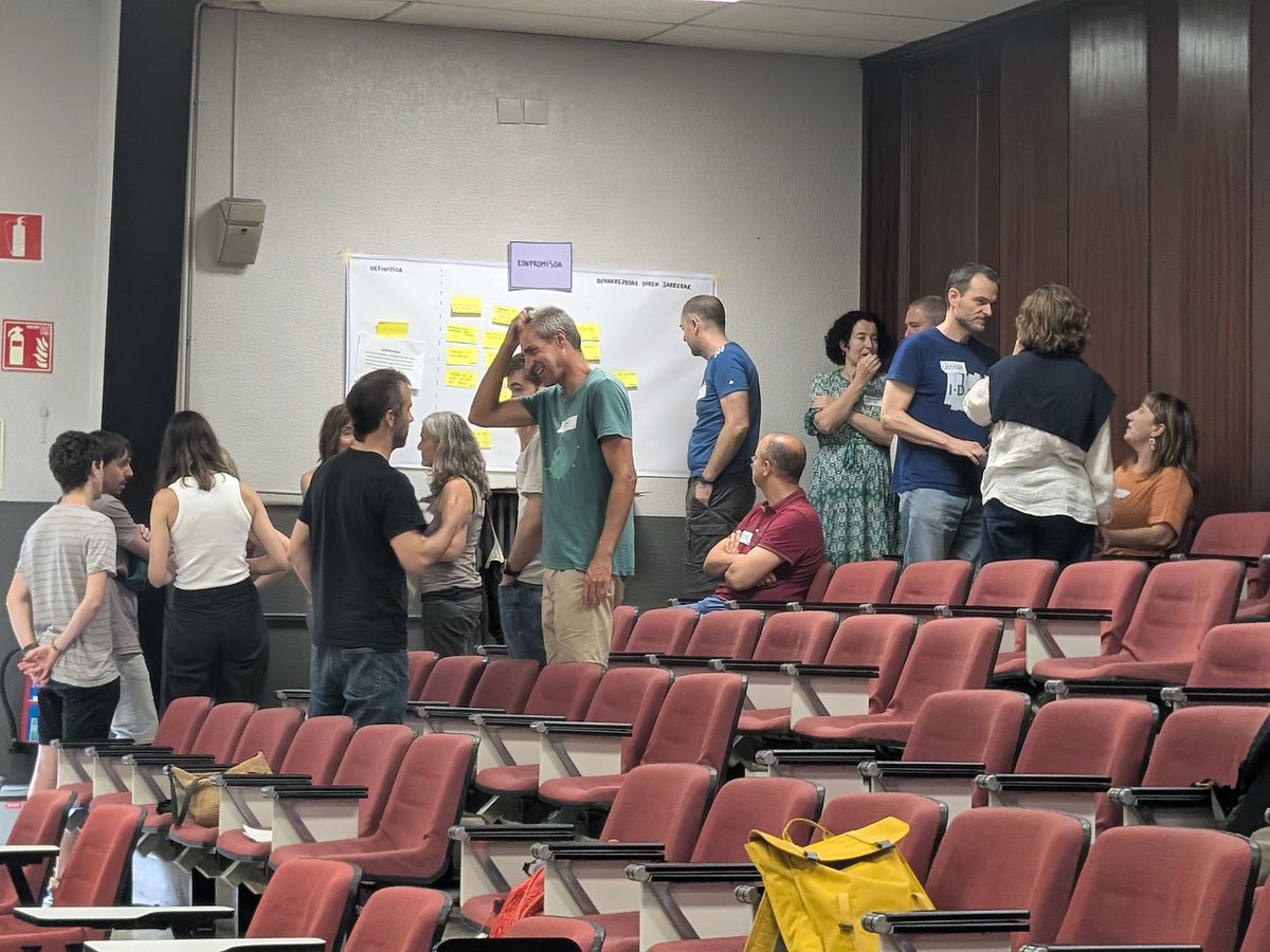 Gogoeta eta elkarlanerako jardunaldi bat egin dugu, Lanbide Heziketako Zentro Integratu gisa irudikatuko gaituzten funtsezko balioak definitzeko eta adosteko.
@ikaslanbizkaia @ikaslaneuskadi <a href="/FPeuskadi/">FPeuskadi</a> <a href="/BilbaoBalioak/">Bilbao Balioen Hiria</a> @ikaslanbizkaia #BilbaoBalioenHiria