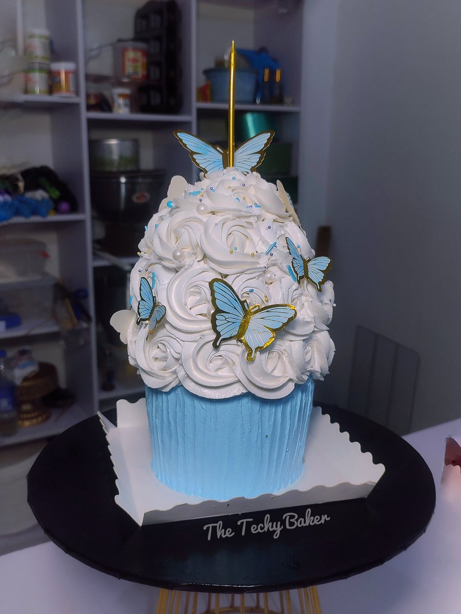 Made a Giant Cupcake for Bryan's one month birthday 🎂 

This is the first time of me doing this and I will appreciate your comments and ratings 🙏 

📍ILORIN