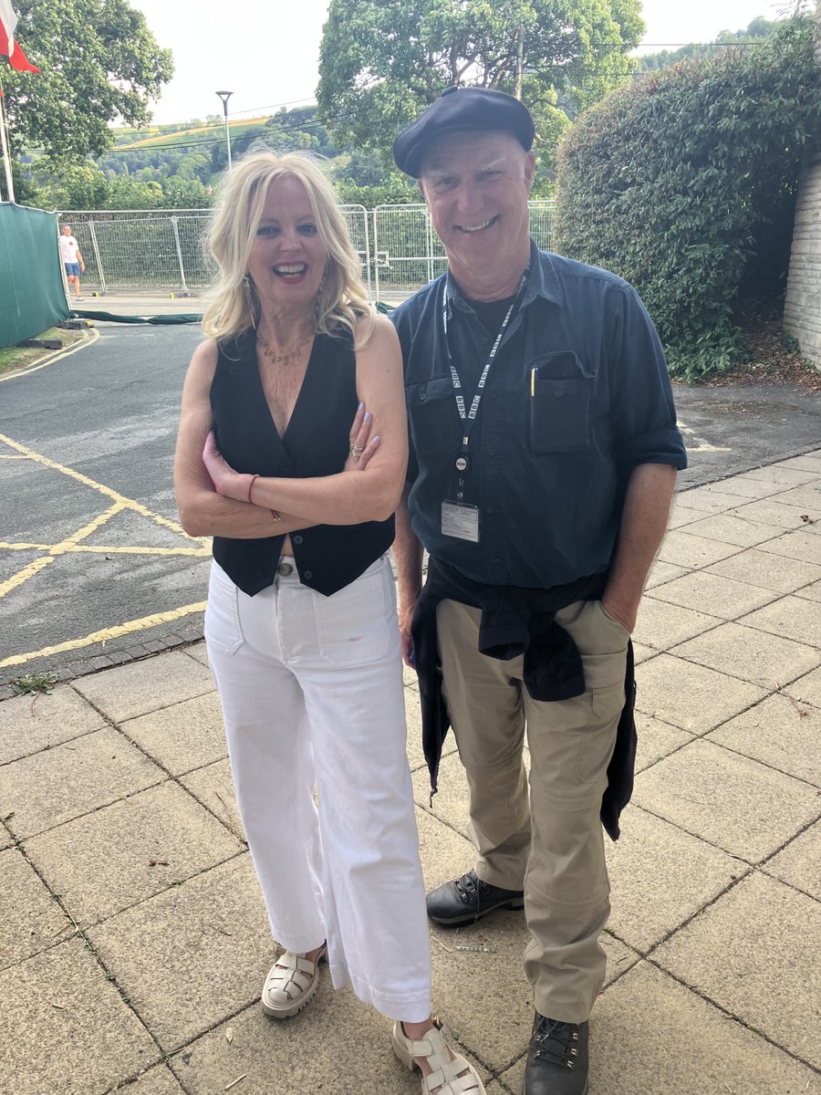 Braf cael sgwrs hefo Clare <a href="/claregrogan2/">Clare Grogan</a> gefn llwyfan yn <a href="/LlangollenPavil/">Llangollen Pavilion</a> <a href="/llangollen_Eist/">Llangollen International Eisteddfod</a> ar gyfer sioe nos Lun 14.07.25 <a href="/BBCRadioCymru/">Radio Cymru</a> 
Great to catch up with Clare Grogan over the weekend at Llangollen - review of the gig 14.07.25 <a href="/BBCRadioCymru/">Radio Cymru</a> 

bbc.co.uk/programmes/b07…
