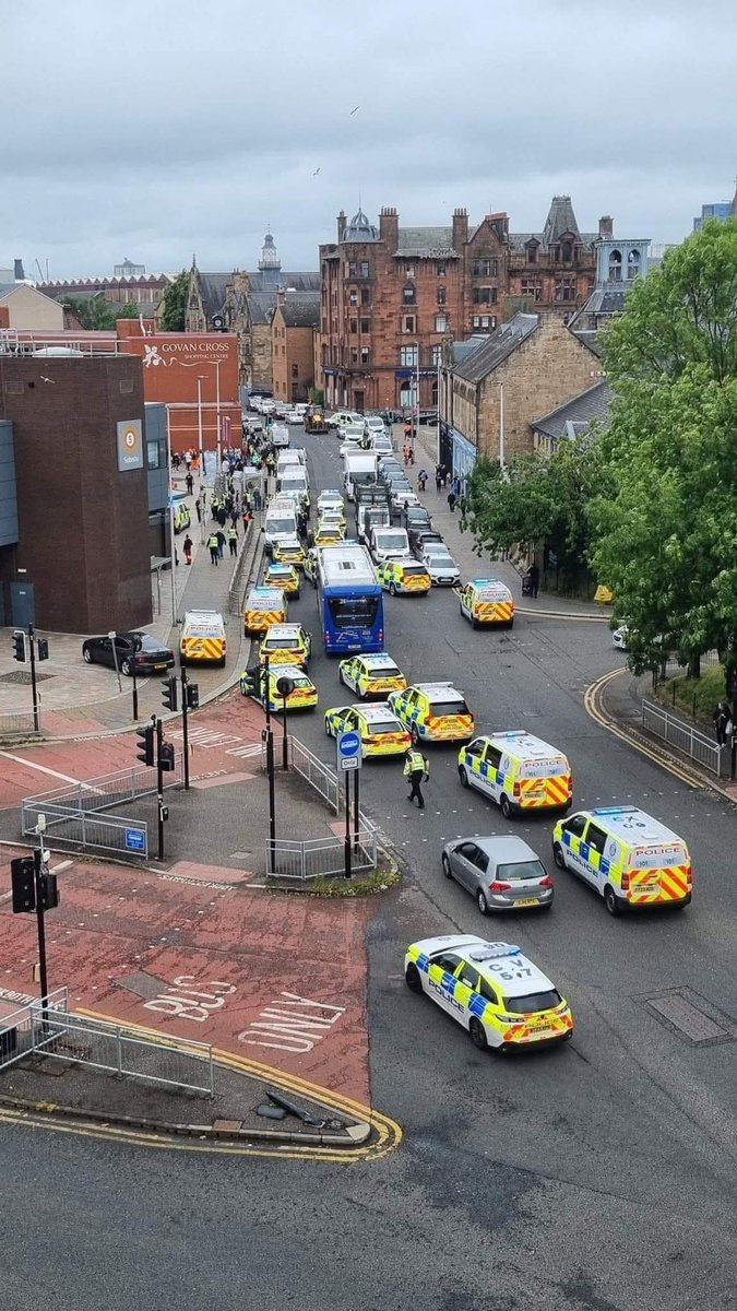 gowdavy's tweet image. Their best customers are first in line as a new branch of @GreggsOfficial opens in Glasgow
@PoliceScotland