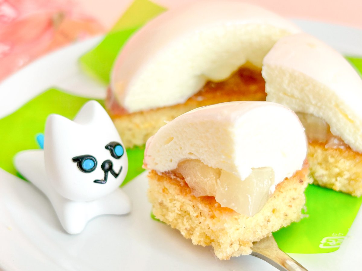doorfumi2018's tweet image. 【食べたぜ】ファミマで見つけた「まるで桃みたいなケーキ」だぜ!
つやつやの桃ムースの中に桃果肉入りソース。桃の華やかな香りとさわやかな甘さが、軽やかにまとまってるぜ。さいきんの蒸し暑さに疲れた体を、やさしく癒やしてくれるぜ…
#オヤツハント