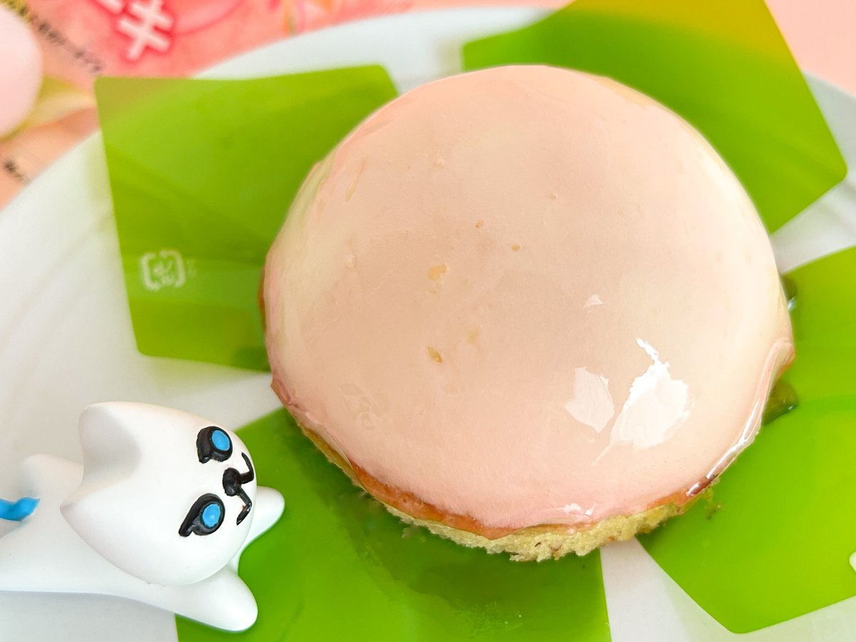 doorfumi2018's tweet image. 【食べたぜ】ファミマで見つけた「まるで桃みたいなケーキ」だぜ!
つやつやの桃ムースの中に桃果肉入りソース。桃の華やかな香りとさわやかな甘さが、軽やかにまとまってるぜ。さいきんの蒸し暑さに疲れた体を、やさしく癒やしてくれるぜ…
#オヤツハント