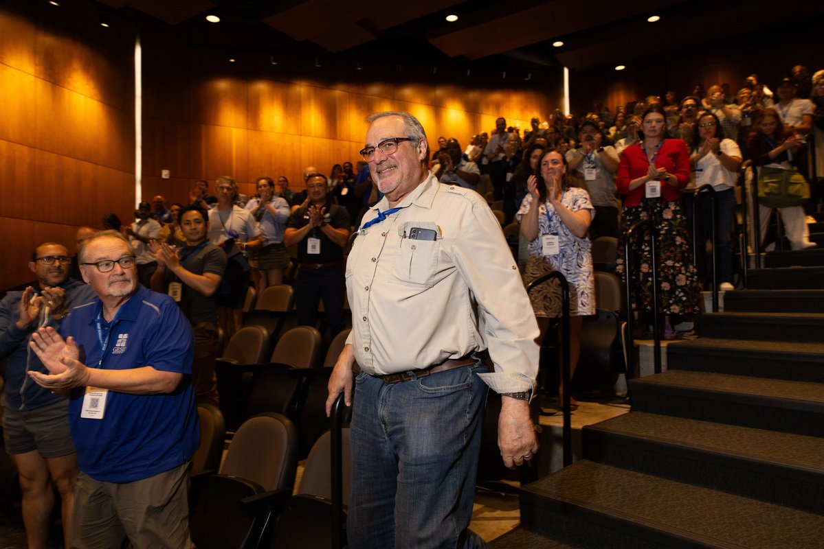 JesuitsofCanada's tweet image. After 50 years of service in Jesuit education, Fr. Len Altilia, SJ, was honoured with the JSN Insignis Award — recognizing a lifetime of forming hearts & minds.
Congratulations to Fr. Len, a true Ignatian leader who shaped generations at @loyolamontreal
bit.ly/44eDv1F