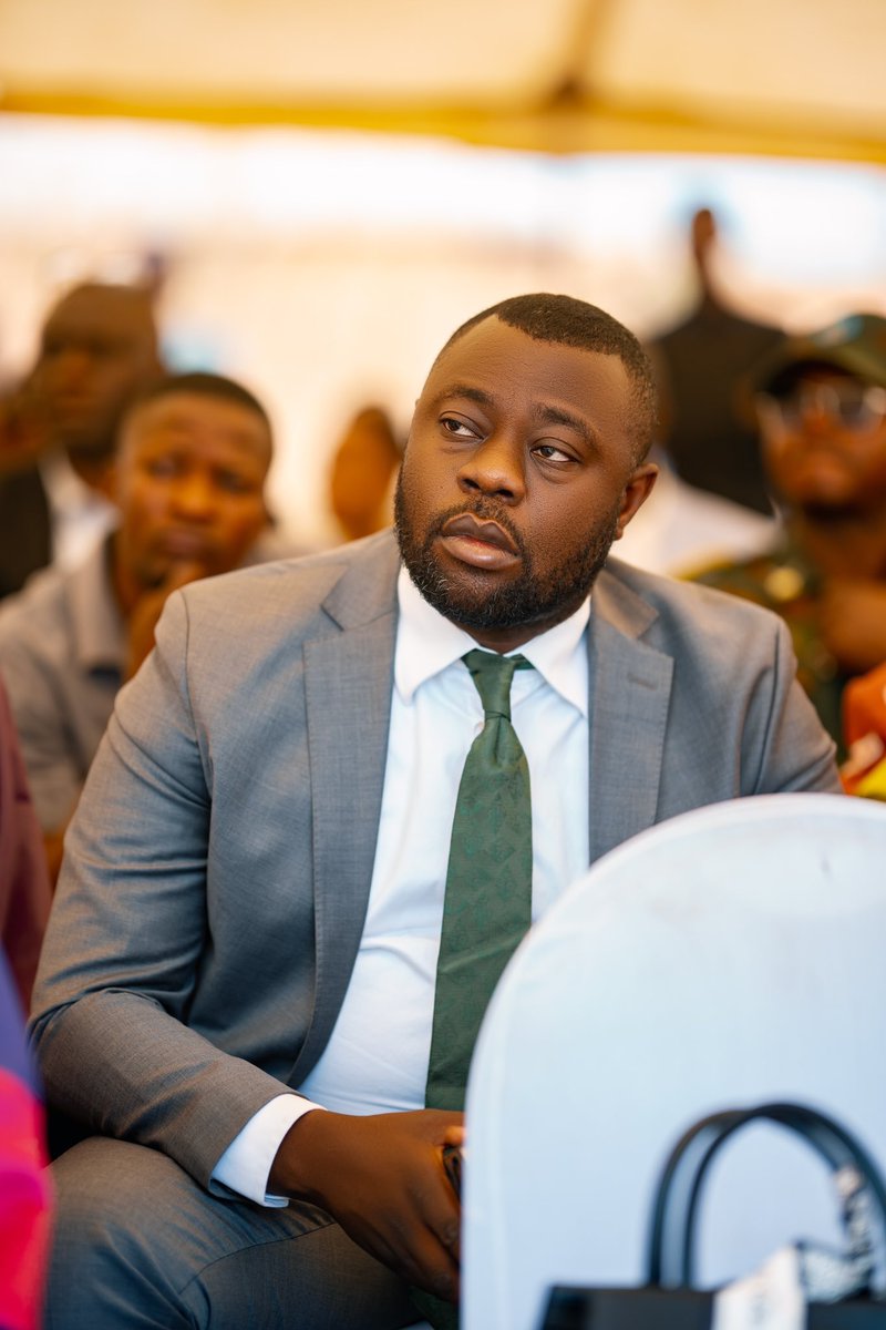 Opinion de Justin Paradoxe – Jeune Patriote Déterminé pour le Changement

Je fustige avec force tous ces politiciens qui ont attaqué la lettre ouverte de Maître Thomas Luhaka. Ce sont, pour la plupart, des acteurs politiques malhonnêtes, uniquement en quête de billets de banque.