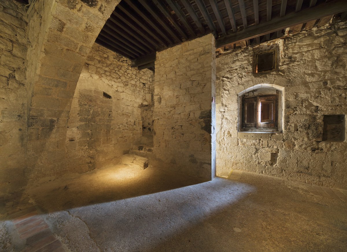 Quan el <a href="/MuseuArtGirona/">Museu d'Art de Girona (md'A)</a> era encara el Palau Episcopal, tenia… una presó. Avui encara es conserva i la pots visitar. 

L’has vista mai? 👀