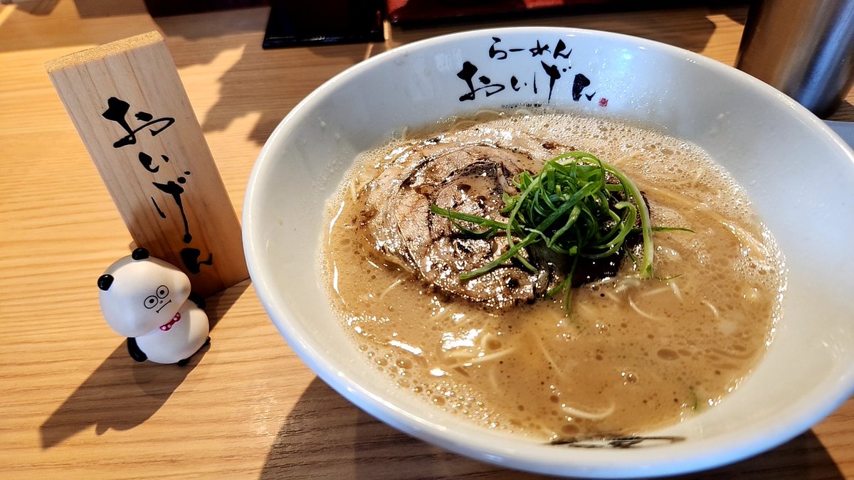 1枚目　ラーメン待ち中のおでぱん
👧『…もう少しだよ(笑)』
おでぱん『🍜まだかなぁ～あっ!!きたぶぅ🐼』