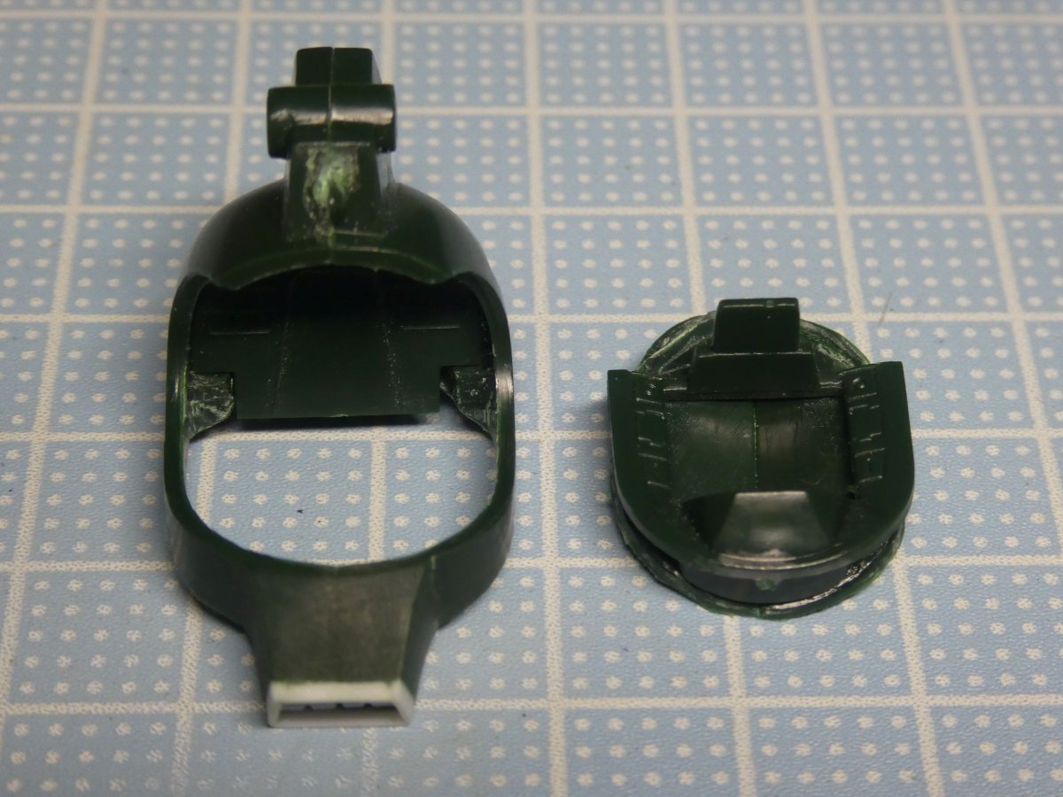 Yuji4096's tweet image. 頭部改修その1
頭頂部のカメラだかセンサー部をくりぬいてディテールアップ
口部ダクトを作り直して長さも1㎜延長
加工や塗装のためにとりあえずコックピットの底を抜いておきます
平手も追加でスクラッチしました
#ソルティック
#ラウンドフェイサー
#ダグラム