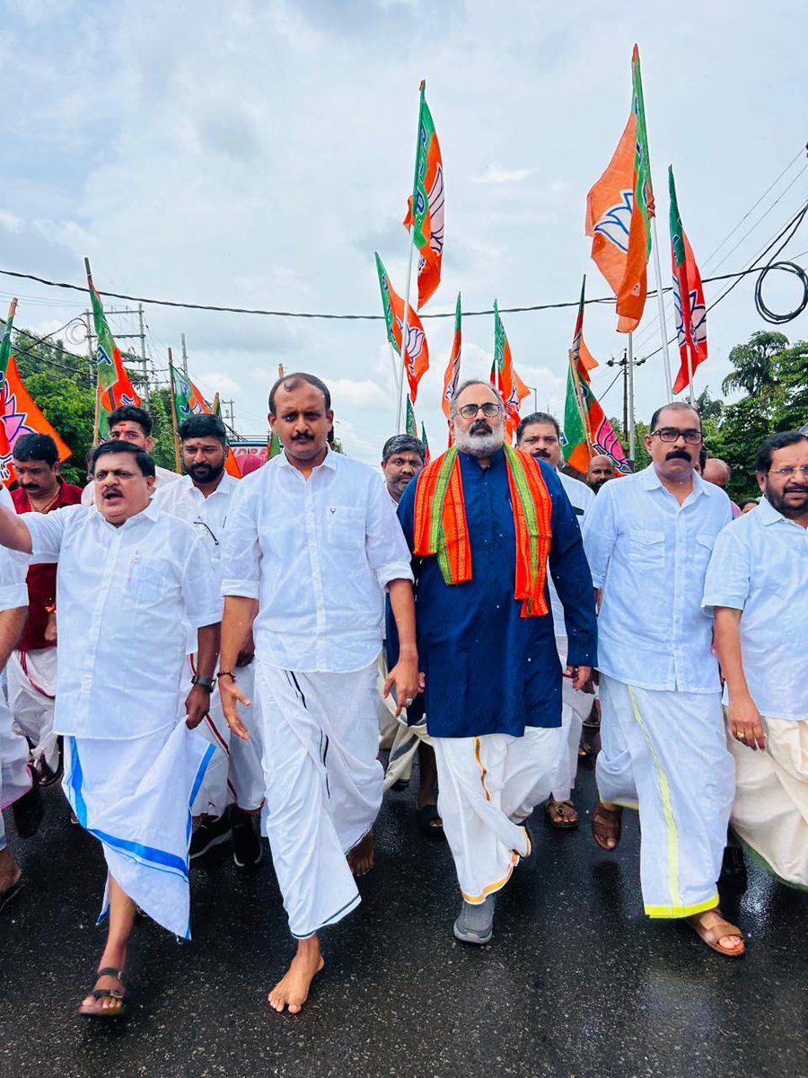 'അപകടം' ഈ ഭരണം... 

ബിന്ദുവിന്റെ ജീവനെടുത്ത കുറ്റകരമായ അനാസ്ഥയ്ക്ക് 
കാരണക്കാരായ മന്ത്രിമാർ രാജി വെയ്ക്കുക. 

കേരളത്തിന്റെ  ആരോഗ്യരംഗം തകർത്ത 
പിണറായി വിജയൻ സർക്കാരിനെതിരെ

കോട്ടയം മെഡിക്കൽ കോളേജിലേക്ക്
BJP പ്രതിഷേധ മാർച്ച്

ബിജെപി സംസ്ഥാന അധ്യക്ഷൻ ഉദ്ഘാടനം ചെയ്തു.