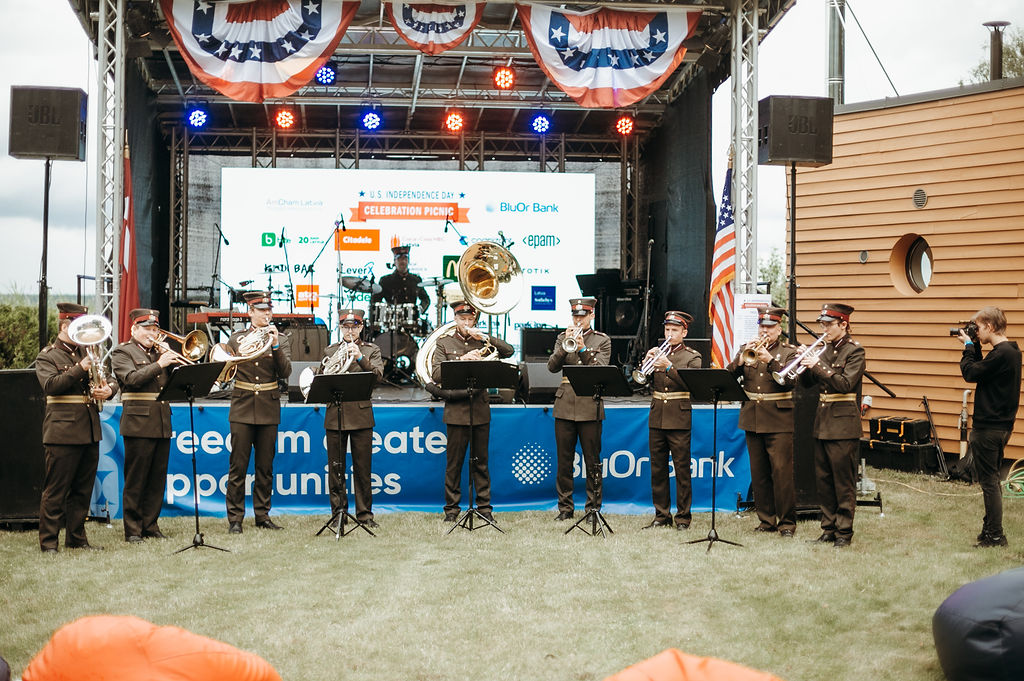 USEmbassyRiga's tweet image. Ambassador Robinson and his wife Donka joined the annual 🇺🇸 Independence Day celebration hosted by the @amchamlat. Ambassador Robinson: “American companies in Latvia are creating jobs, fostering innovation, and contributing to the overall economic growth of the region.…
