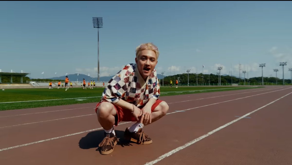 nikkio96's tweet image. #Kyungsoo made doing the Asian squat look so hot 🔥🔥🔥

#SING_ALONG_OUTNOW
#BLISS_도경수_SING_ALONG
#DOHKYUNGSOO_BLISS
#SING_ALONG_with_도경수