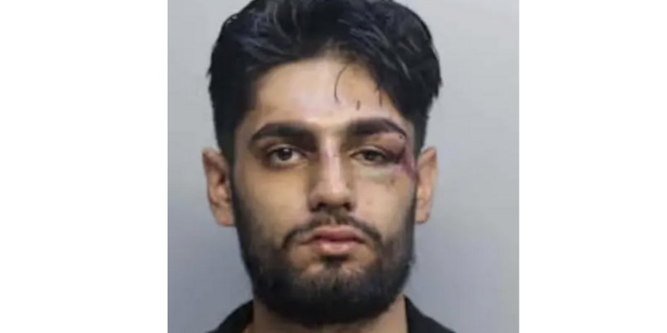 TweetingClinton's tweet image. A violent fight broke out between passengers on a Frontier Airlines flight to Miami, leading to one arrest after mid-air threats and a physical altercation. theblaze.com/news/frontier-…