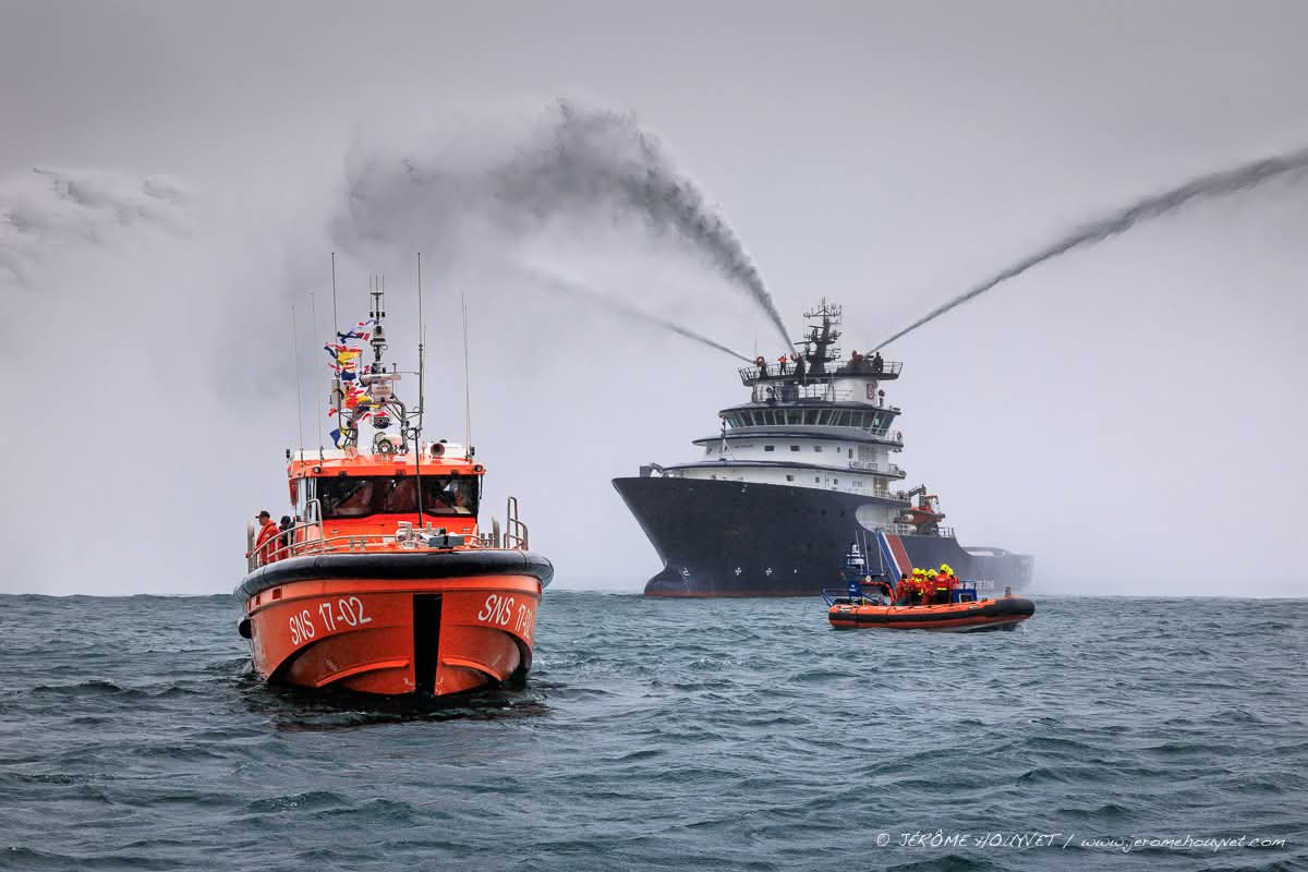 EDFFlamanville's tweet image. La centrale EDF Flamanville était fière de représenter @EDFofficiel à la Bénédiction du navire Mona Rigollet II, ce week-end.😍
Ce moment fort vient solidifier notre partenariat historique des @SauveteursenMer 🛥️⚓ aux côtés de @Herve_Morin @JeanMorin_CD50
📷©J. HOUYVET