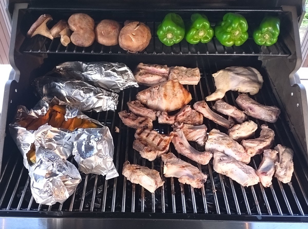 benitamaster's tweet photo. 昨日からパイナップルジュースに漬けておいたスペアリブやらでBBQ。
もちろんちび達用の鶏ももステーキも焼いてますよ。 https://t.co/XM0s9QuHaC