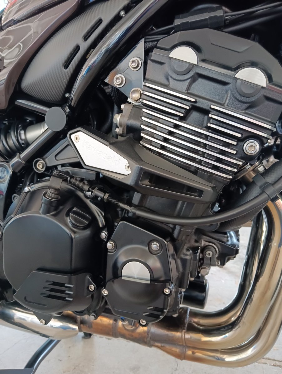 CB400のエンジン左側と右側のZ900RSのエンジンの大きさ見た目で比べたら400の方が大きいと同僚が話してきたので見てみるとCB400の方が大きかった!どうりでZ900RS軽いはずだ!