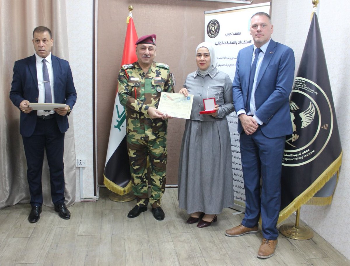 EuamIraq's tweet image. @EUAMIraq’s and FIIA training programme strengthens Iraqis&apos; resilience against violent extremism across the country. 1st handover ceremony took place in presence of MG Basim Karim, Director of the Intelligence Institute at the MoI congratulating the recent graduates.