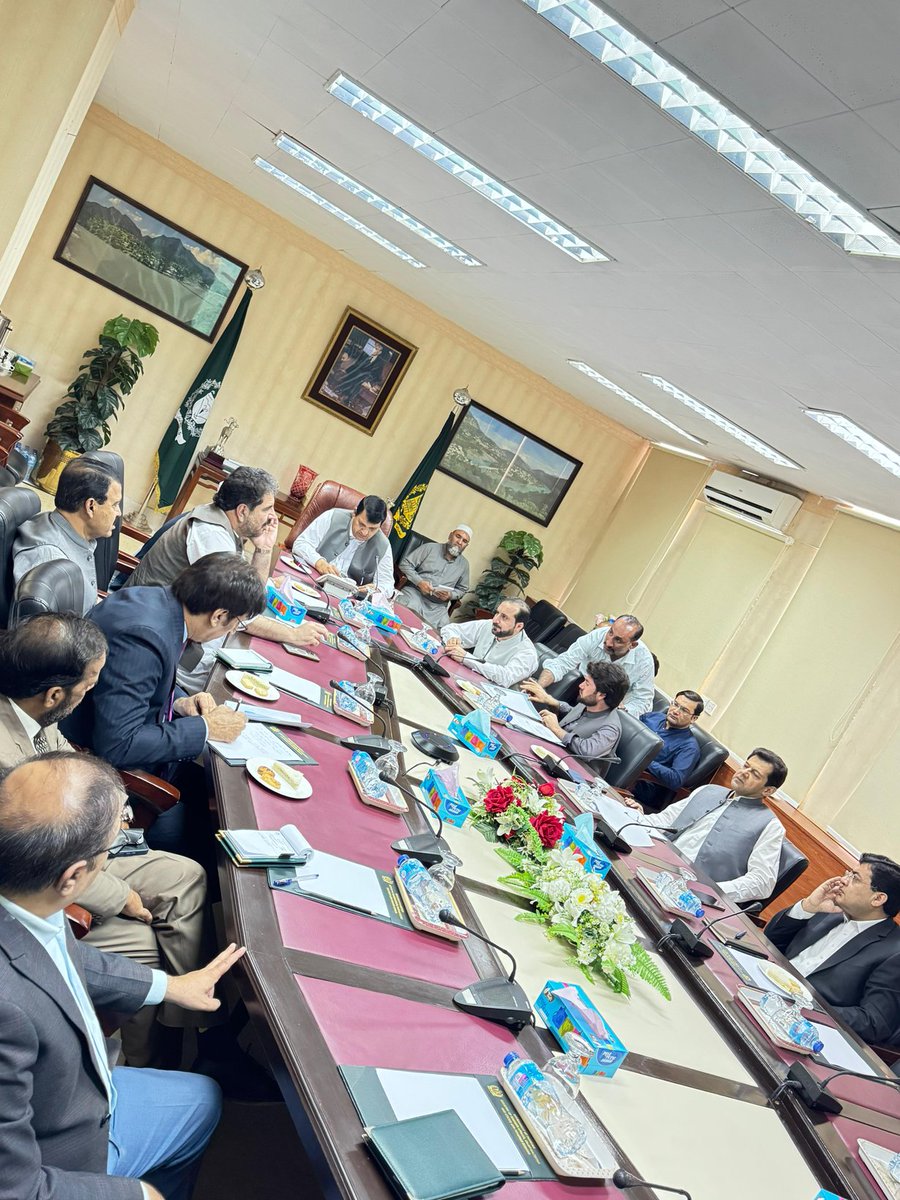 ہم نے واضح کیا کہ ہم عوامی نمائندے ہیں، فیصلے عوام کی رائے سے ہونے چاہئیں۔ 25ویں ترمیم (فاٹا انضمام) میں مداخلت ناقابلِ قبول ہے، اور سرتاج عزیز کمیٹی کی سفارشات پر مکمل عملدرآمد ضروری ہے۔ بائیکاٹ حل نہیں، مؤثر شرکت اور اصلاحی کردار ہی تبدیلی کا راستہ ہے۔