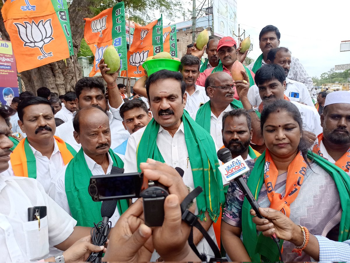 இன்று <a href="/vellore_bjp/">BjpVellore</a> சார்பாக மாம்பழ விவசாயிகளின் கோரிக்கையை வலியுறுத்தியும் கண்டு கொள்ளாமல் இருக்கும் தமிழக அரசை கண்டித்து ஆர்ப்பாட்டம் மாவட்ட தலைவர் திரு. தசரதன் தலைமையில் நடைபெற்றது. இதில்.நானும் திருமதி. <a href="/karthiyayiny7/">Karthiyayini P</a> 
மா விவசாயிகளின் கோரிக்கையை வலியுறுத்தி உரை நிகழ்த்தினோம்.