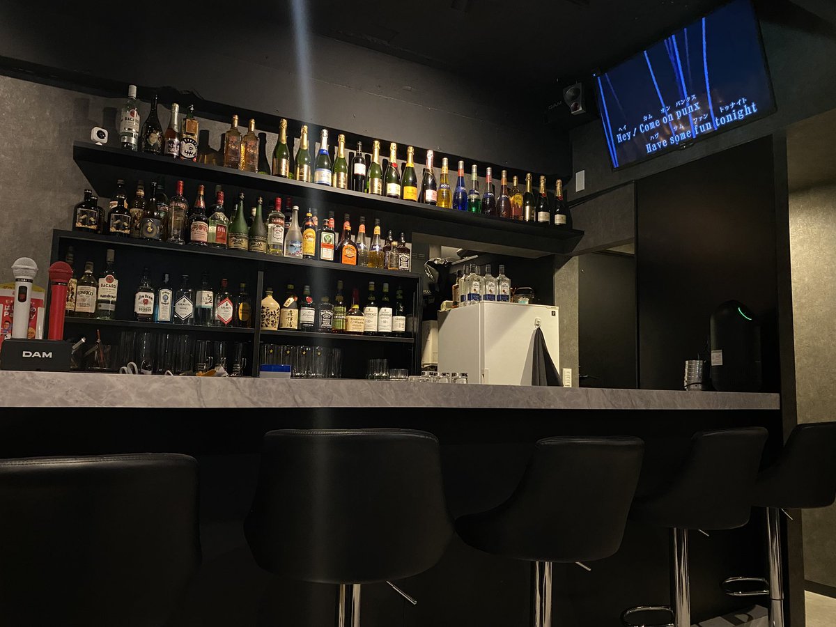 今週の金曜日、みかちゃん@mk_mothra がカラオケバールードでスタッフとしてお手伝いしてくれますよー🎤

電気グルーヴ好きな、C#使いのエンジニアさんです。

18〜24時の予定です。

自分と龍也もいますので、みなさん遊びにきてくださーい☺️

#カラオケバールード